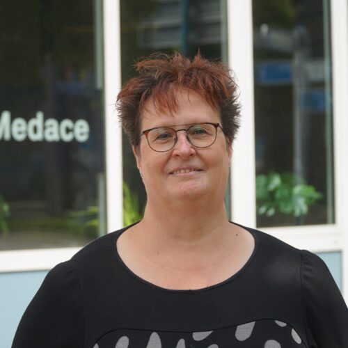 Portrait of Linda van Bezouwen, Medace in the background